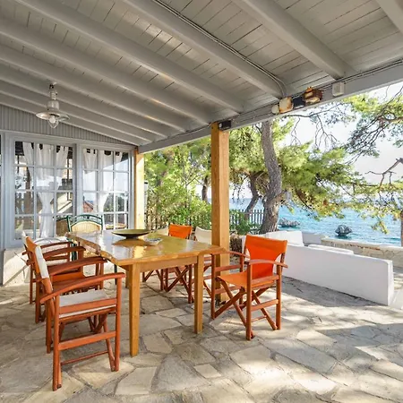 Pine Cove House, Loutra *